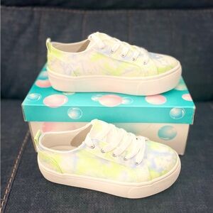 🌟NEW🌟 SODA Tie-Dye Women’s Lace-up Sneakers